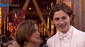 独家中文字幕：甜茶带妈妈走红毯 老师校友送祝福