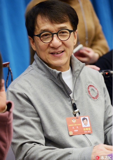 政协委员成龙亮相两会 扶影视艺人扶贫应带头