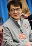 政協(xié)委員成龍亮相兩會(huì) 扶影視藝人扶貧應(yīng)帶頭