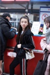 宋祖儿机场变身运动少女 半扎马尾少女感满屏