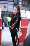 宋祖儿机场变身运动少女 半扎马尾少女感满屏