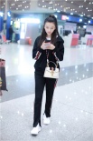 宋祖儿机场变身运动少女 半扎马尾少女感满屏