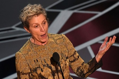 科恩嫂冷漠脸登台领奖突然激动展开惊人获奖感言