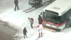 《沙赞》片场视频 超级英雄暴雪中拯救公交