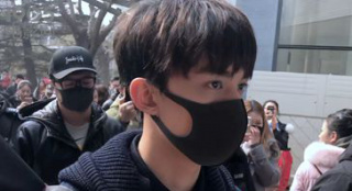 吳磊背劍帥氣現(xiàn)身北電復(fù)試 遭粉絲圍堵難出校門