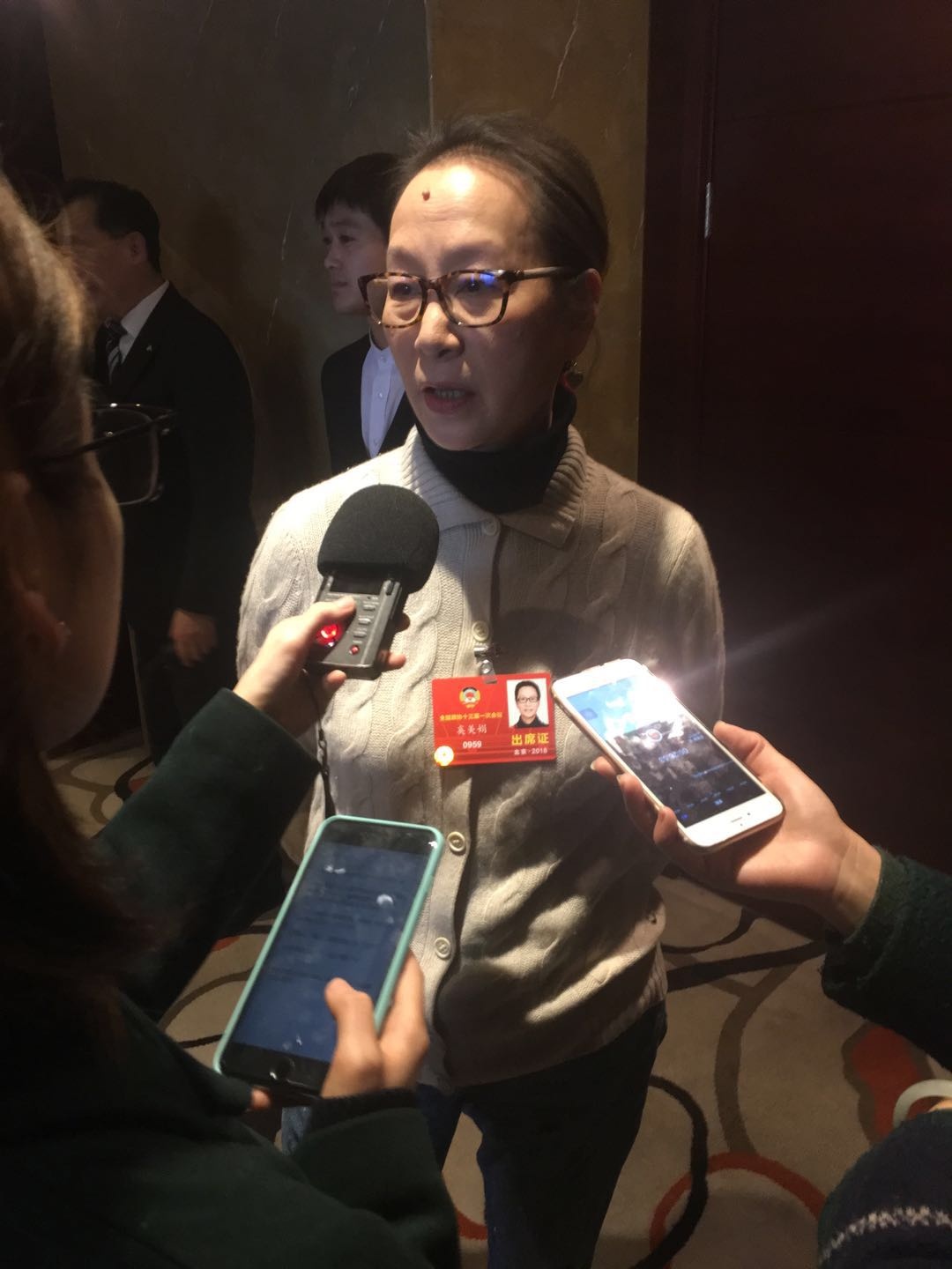 成龙两会聚焦精准扶贫 奚美娟解读中老年演员困境