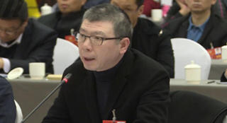 委員馮小剛：建議加大培養(yǎng)優(yōu)秀導(dǎo)演人才的力度