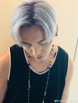 陳偉霆微博曬粉色頭發(fā) 發(fā)色變化太快宛如彩虹