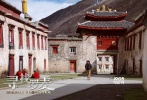 而趙捷的一句獨白“我不相信你死了，你應(yīng)該還活著”，更是為這段救贖之旅添上幾分神秘色彩。預(yù)告片中午夜夢回時分的驚醒，舟車勞頓中的潸然淚下，不斷訴說著趙捷在途中的種種困頓，卻也穿插著對友人的思念感懷，以及面對生死、面對情感時的感悟與釋懷，亦不乏溫暖動人之處。