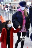 李小璐携女现身机场 红衣甜馨乖巧可爱紧牵妈妈手