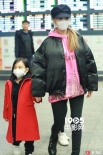 李小璐携女现身机场 红衣甜馨乖巧可爱紧牵妈妈手