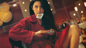 邱淑贞红衣艳唇赌场大展风姿，纸牌更是玩的溜到飞起！
