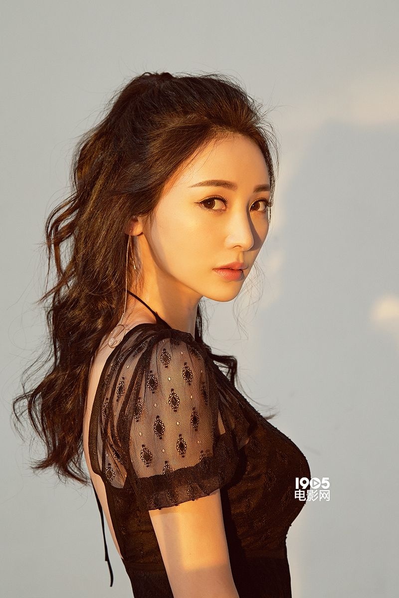 柳岩新写真蕾丝黑裙娇俏性感 手舞足蹈如精灵舞动