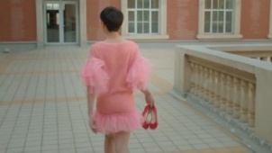 包臀连衣裙配红色高跟鞋！张若昀喜欢这么穿唐艺昕知道吗？