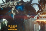 續(xù)集故事發(fā)生在距離前作戰(zhàn)亂結(jié)束十年之后的2035年，外星“先驅(qū)”仍對地球蠢蠢欲動(dòng)，當(dāng)海底蟲洞再次被打開，進(jìn)化而來的怪獸愈發(fā)龐大愈發(fā)兇殘，而且這一次，它們擁有全新的作戰(zhàn)策略和絕密計(jì)劃，它們似乎醞釀著更具威脅的陰謀，地球再次陷入被巨獸侵襲的危機(jī)。