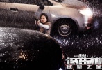 由張家輝導(dǎo)演，張家輝、徐靜蕾、何炅、余男主演的警匪動作巨制《低壓槽：欲望之城》今日曝光“動作場面”主題劇照，劇照中張家輝拍攝中瘋狂“自虐”，不僅展現(xiàn)貼地滑行射擊，還上演了雨夜車河中槍戰(zhàn)戲碼，堅毅的表情展露出孤膽英雄面對邪惡時決心放手一搏的果敢。電影《低壓槽：欲望之城》將于4月28日，“五一檔”登陸內(nèi)地銀幕，為觀眾帶來真槍實彈拳拳到肉的動作場面與懸疑陰謀相融合的全新警匪動作巨制。