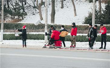 《青春不留白》曝片场花絮 主创大玩“欢乐颂”