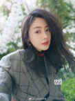 张天爱晒“踏春”美照 置身花海清新感十足