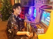 吳磊穿印花襯衫打街機 玩起拳皇更本停不下來
