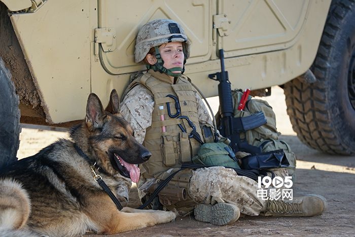 《战犬瑞克斯》曝先导预告 一人一犬战场生死行