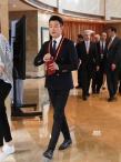 佟大為再次亮相博鰲論壇 “老干部”保溫杯不離手