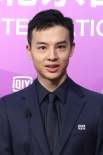 尹昉帅气亮相北影节开幕式 解读《路过未来》角色