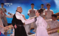 张卫健领衔表演动作秀《真英雄》 祝所有人成为家人的英雄