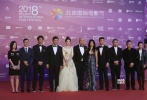 徐峥、王丽坤携开幕片《幕后玩家》剧组亮相，王丽坤白色长裙，优雅迷人。