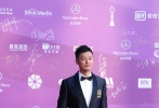 余文樂一身藏青色西裝，帥氣亮相，即將當(dāng)?shù)乃那榇蠛谩? class=