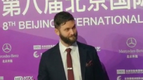 北影節(jié)閉幕式頒獎(jiǎng)后臺(tái) 《目視朱麗葉》男配代喬?科爾接受訪問