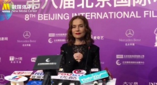 伊莎貝爾·于佩爾一襲黑色長裙優(yōu)雅現(xiàn)身北影節(jié)閉幕采訪后臺