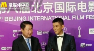 《紅海行動》制片人于冬、主演杜江現(xiàn)身北影節(jié)閉幕式接受采訪
