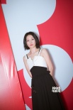 周迅暖心助陣導(dǎo)協(xié)年度盛典 黑白吊帶長裙優(yōu)雅從容