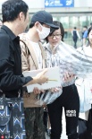 潘粤明瘦了女人缘都好了 现身机场获清凉美女搭讪