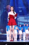 關(guān)曉彤主持央視五四晚會(huì) 身穿紅裙“少女感”十足