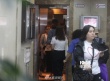 熊黛林出月子患“妈妈手” 外出就医老公接送