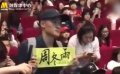 周冬雨偶遇铁杆粉丝，全程他一言不发，现场气氛却好暖心