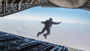 《碟中谍6：全面瓦解》预告前瞻 阿汤哥挑战高空跳伞