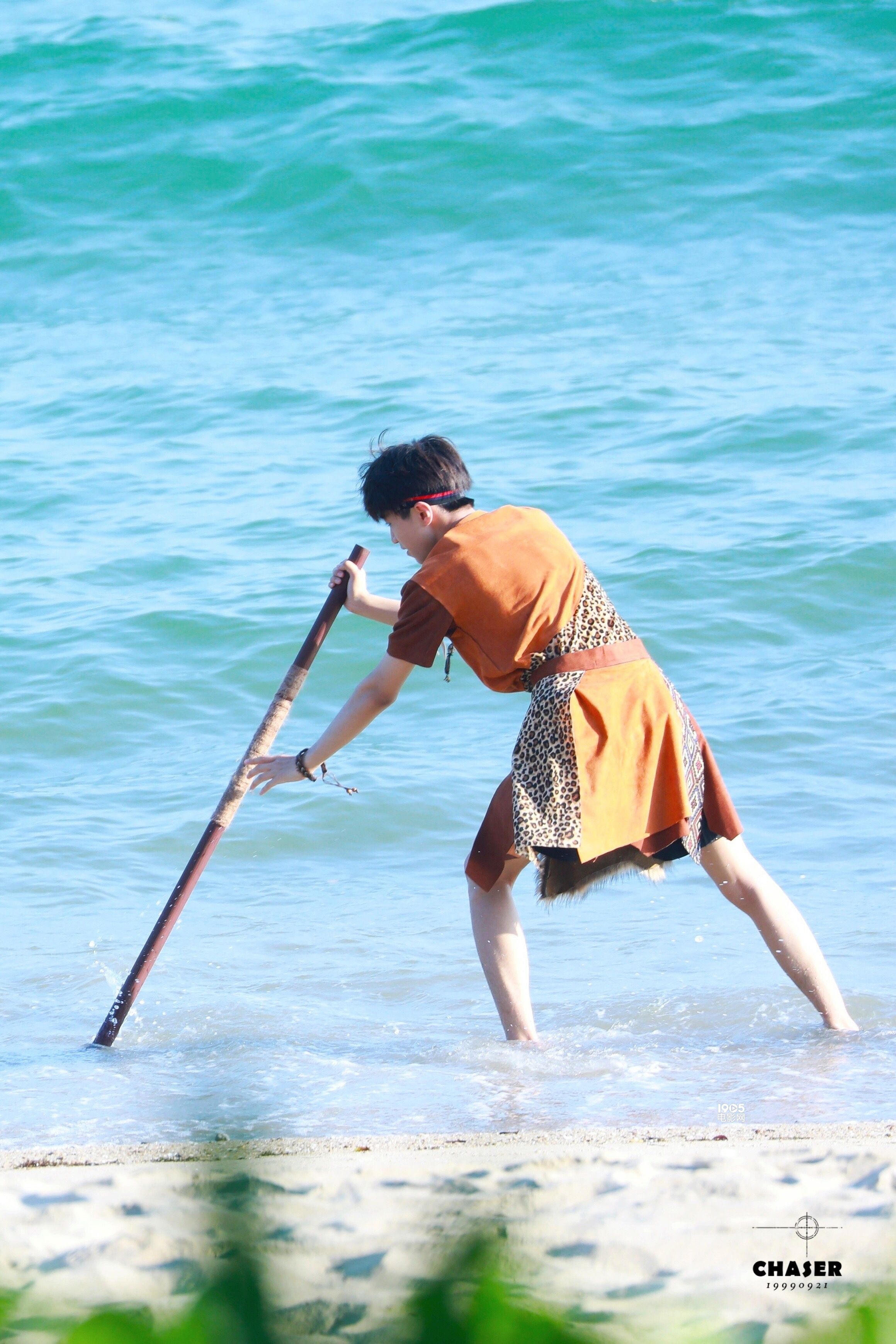 达人上线 变装小野人"凯宾逊漂流记"显示 手持鱼叉的小凯在海边插鱼