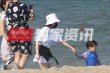 王子文六一帶神秘小男孩海邊游玩 隱婚生子被重提