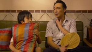 吴镇宇和儿子费曼抢电视，竟遭孩子他妈鸡毛掸子伺候！