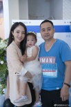 董璇亲自餐厅开业抱女儿亮相 杨幂爸爸等到场助阵