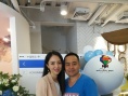董璇亲自餐厅开业抱女儿亮相 杨幂爸爸等到场助阵