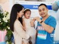 董璇亲自餐厅开业抱女儿亮相 杨幂爸爸等到场助阵