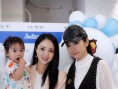 董璇亲自餐厅开业抱女儿亮相 杨幂爸爸等到场助阵