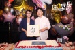 潘粵明為“老婆”馬麗慶生 揮毫潑墨：永遠(yuǎn)十八歲