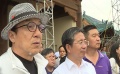 成龍冒雨現(xiàn)身開幕式彩排現(xiàn)場(chǎng) 心系工作人員“小心”不斷