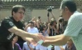 脫貧攻堅(jiān)戰(zhàn)星光行動(dòng)貧困戶座談會(huì) 成龍為貧困戶分發(fā)紅包