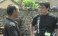 手艺背后的故事 成龙倾听非遗手艺人讲解制作流程