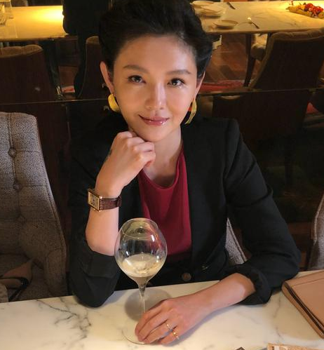 7月22日,汪小菲在微博晒出与老婆大s的日常生活照,并配文:"人生厩是